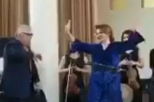 74 yaşını səhnədə oynayaraq qeyd etdi