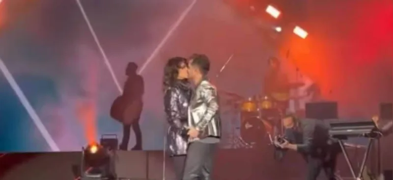 Kenanla Beren Yeni ilə səhnədə öpüşərək girdi