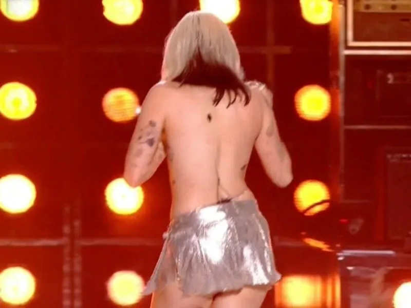 Səhnədə anidən sinəsi açıldı