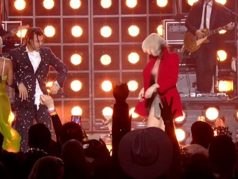 Səhnədə anidən sinəsi açıldı