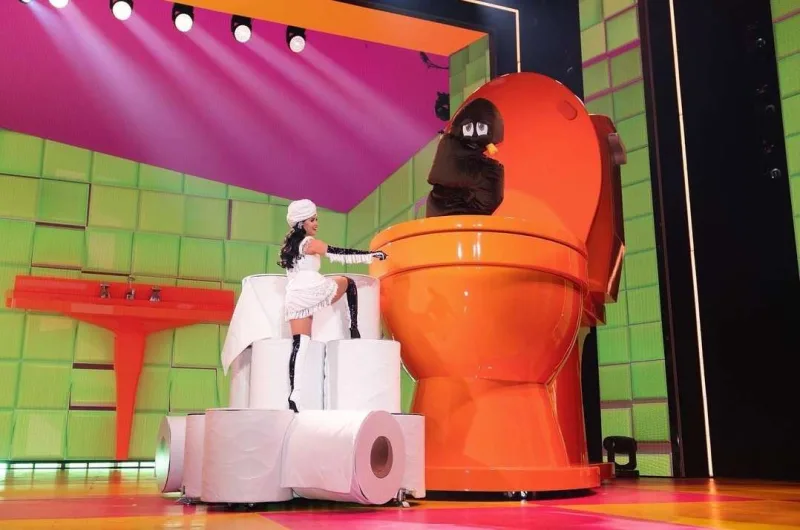 Tualet kağızı, unitaz, maska - Keti Perrinin konsert turnesi...