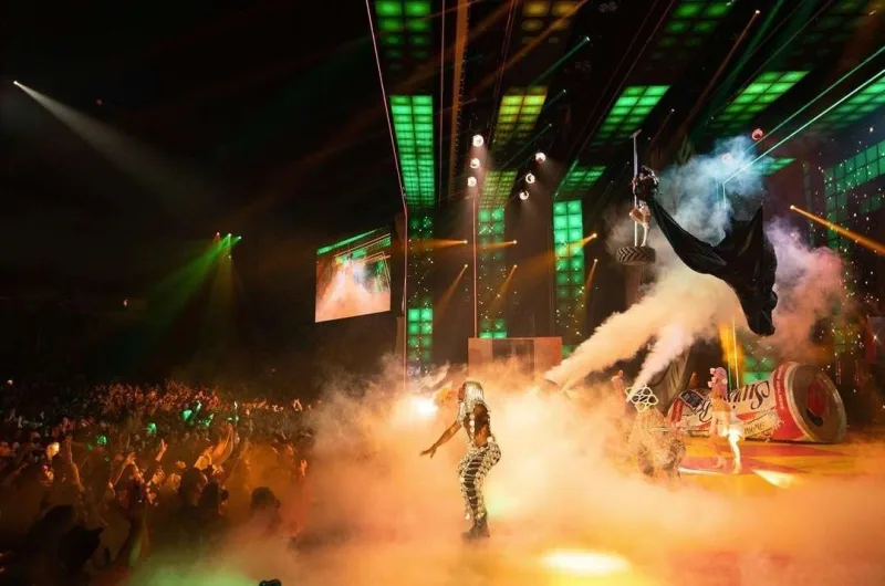 Tualet kağızı, unitaz, maska - Keti Perrinin konsert turnesi...