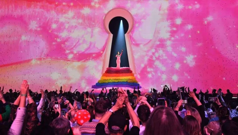 Tualet kağızı, unitaz, maska - Keti Perrinin konsert turnesi...