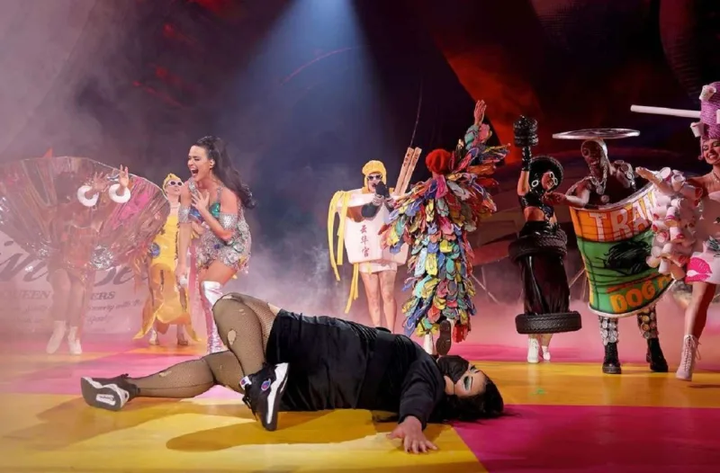 Tualet kağızı, unitaz, maska - Keti Perrinin konsert turnesi...