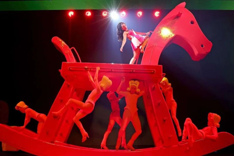 Tualet kağızı, unitaz, maska - Keti Perrinin konsert turnesi...