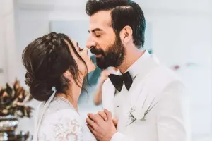 Hamilə xanımına xəyanət edir?