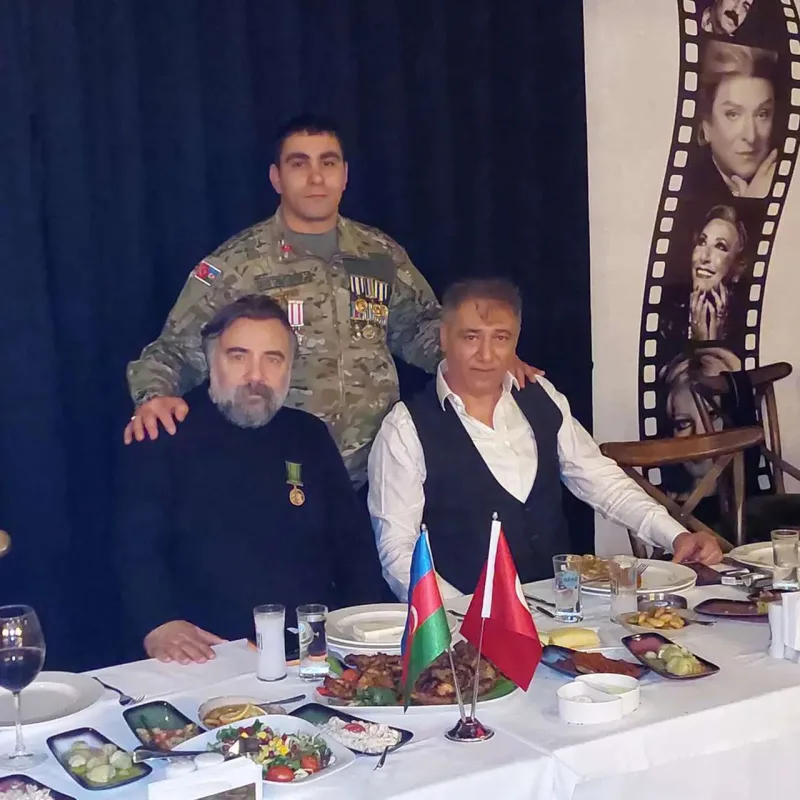 Qazimiz medalını Oktay Kaynarcaya verdi