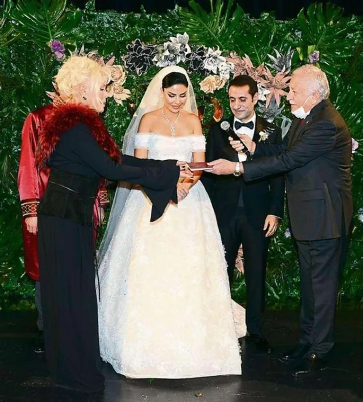 Ajda Pekkanın geyimi qalmaqal yaratdı