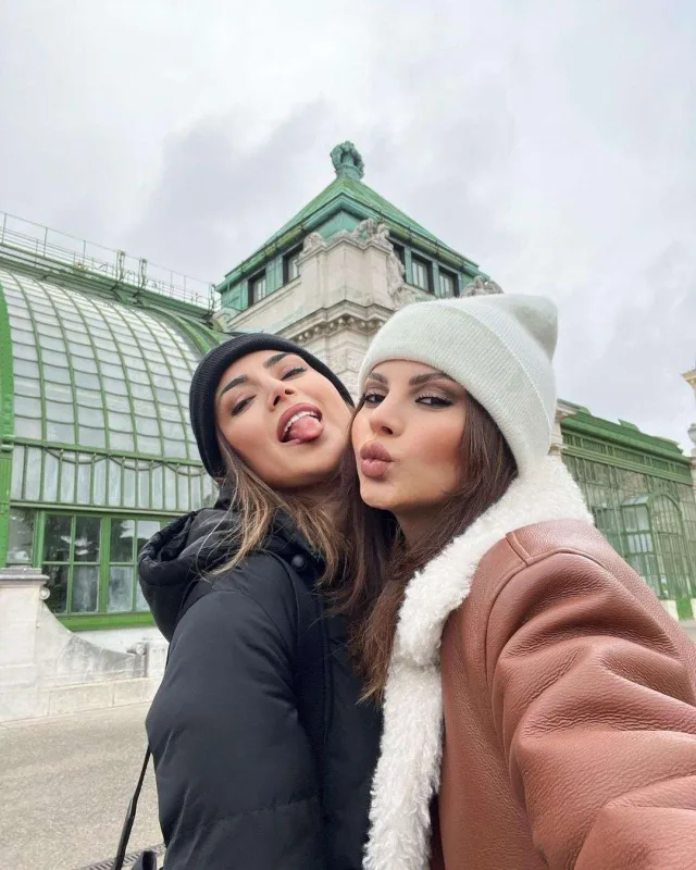 Parisdə gəzinti, Vyanada karantin…