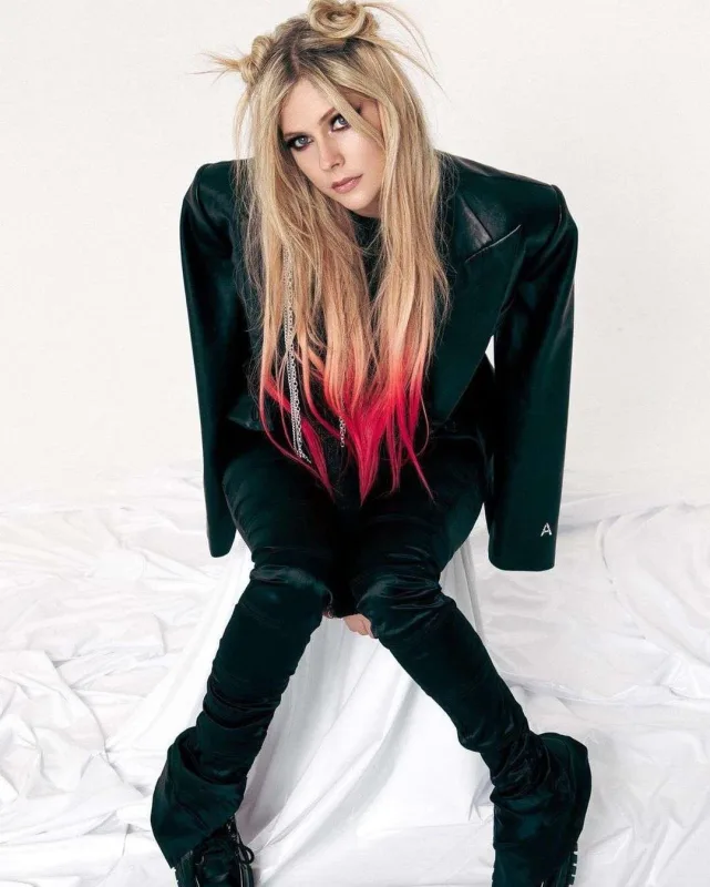 İllər onu dəyişmədi - Avrildən yeni fotolar