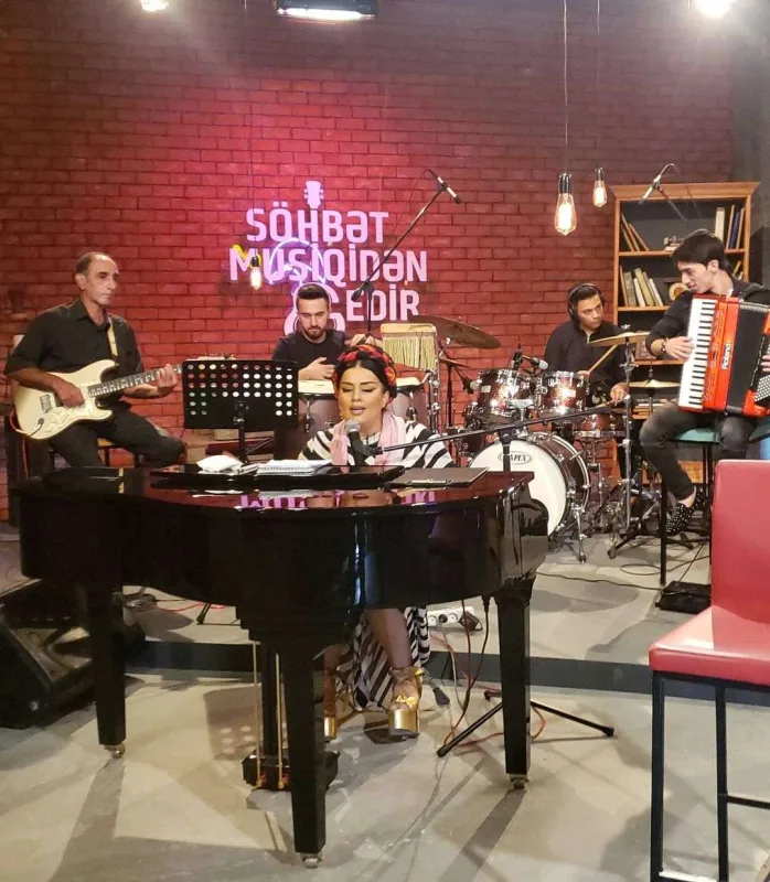 Elza ağlını sığortalamaq istəyir