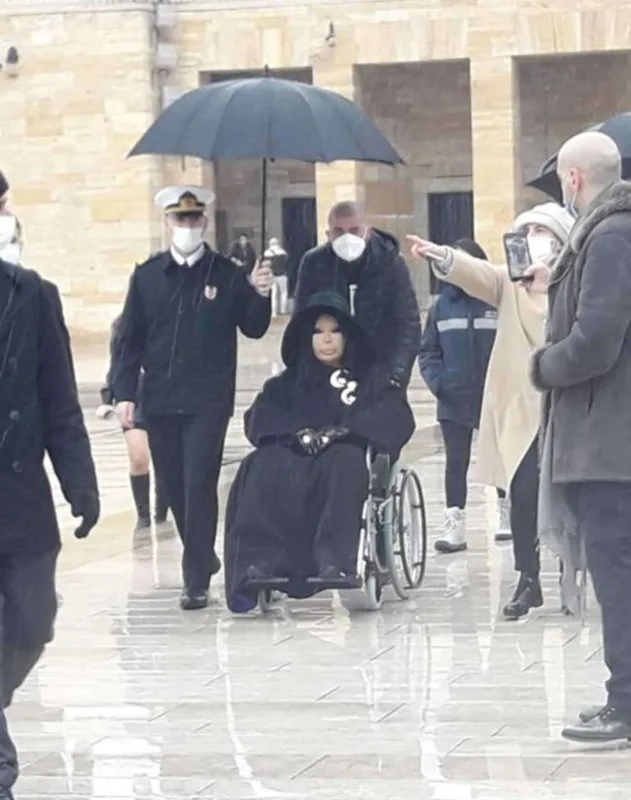 Çətirini əsgər tutdu, gündəm oldu