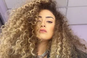 Tatlısesin qızı Bakıya sevgilisi ilə gəldi - VİDEO