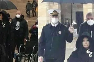 Bülent Ersoya çətir tutan hərbçi işdən qovuldu