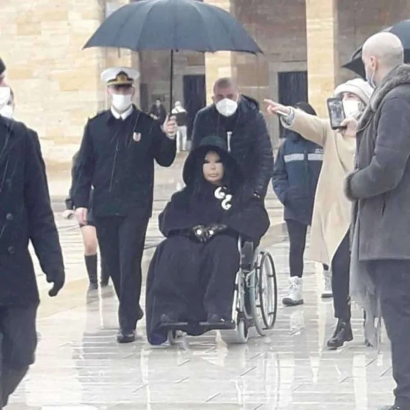 Bülent Ersoya çətir tutan hərbçi işdən qovuldu