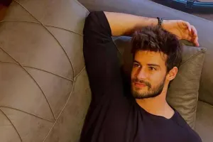 ““Netflix”də açıq-saçıq səhnənin çıxmasından qorxuram”