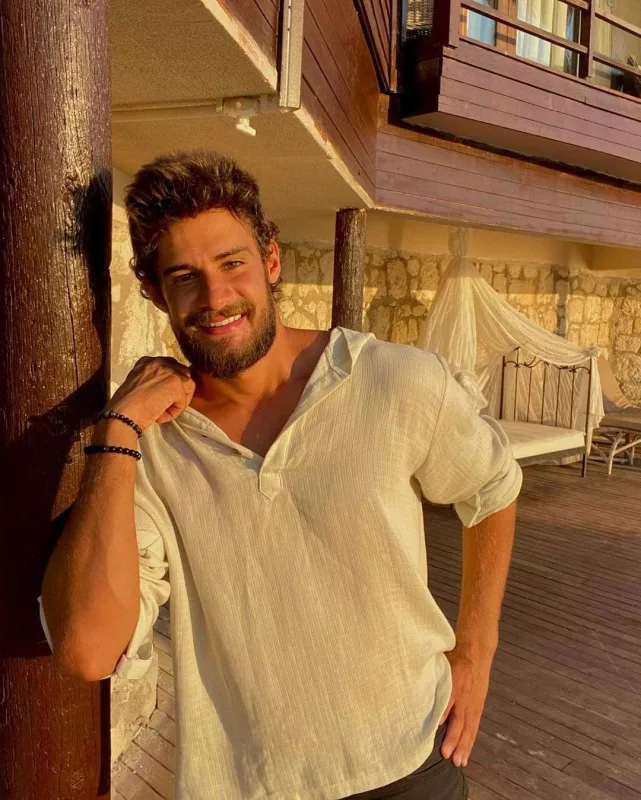 ““Netflix”də açıq-saçıq səhnənin çıxmasından qorxuram”