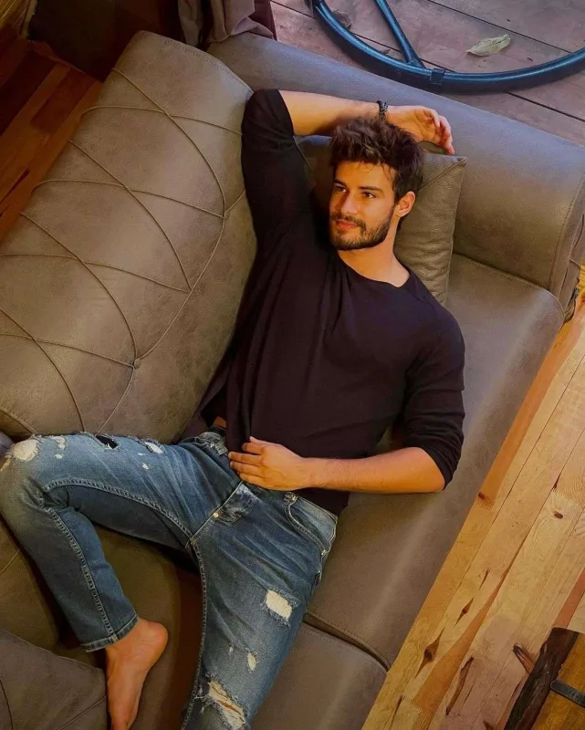 ““Netflix”də açıq-saçıq səhnənin çıxmasından qorxuram”