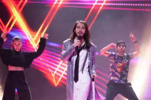 40 dərəcə temperaturla səhnəyə çıxdı