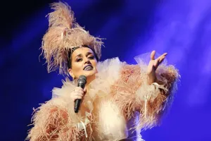 “Yoldaşım maşına görə məni, övladlarını atdı”