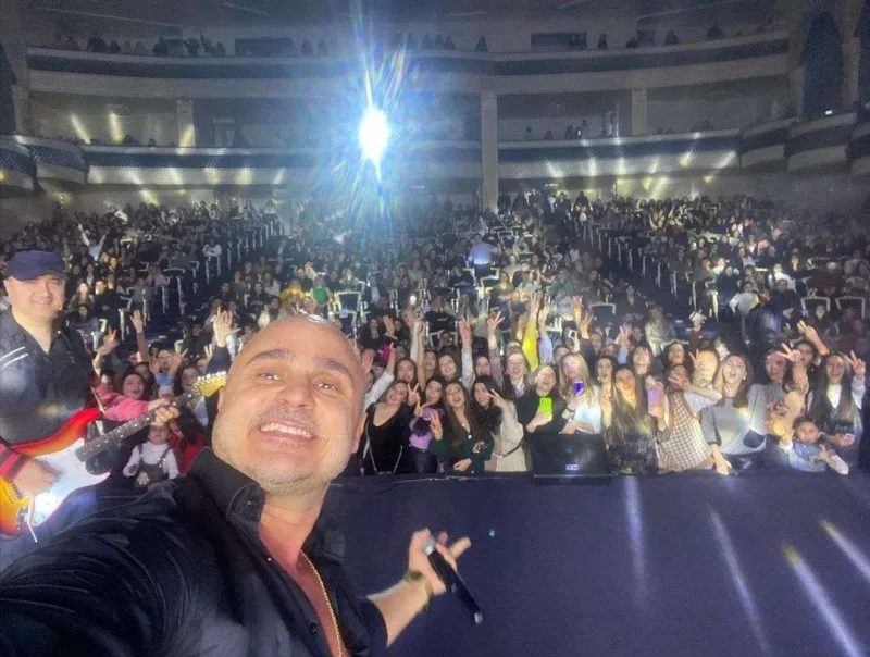 Bir gündə iki konsert verdi