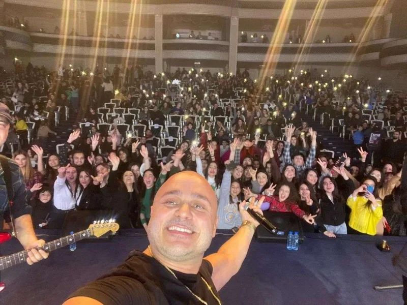 Bir gündə iki konsert verdi