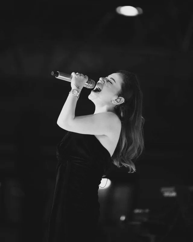 Merve Özbey Bakıya gəlir