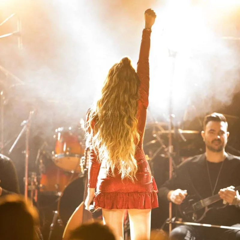 Merve Özbey Bakıya gəlir