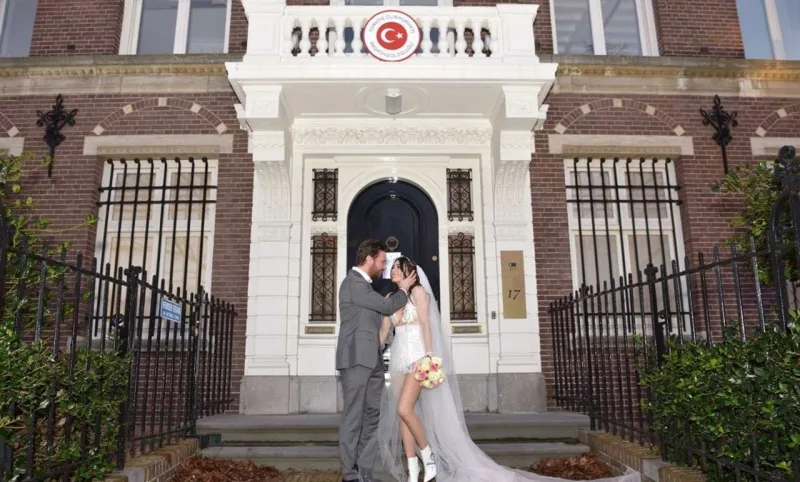 Burcu boşanma xəbərlərini təsdiqlədi