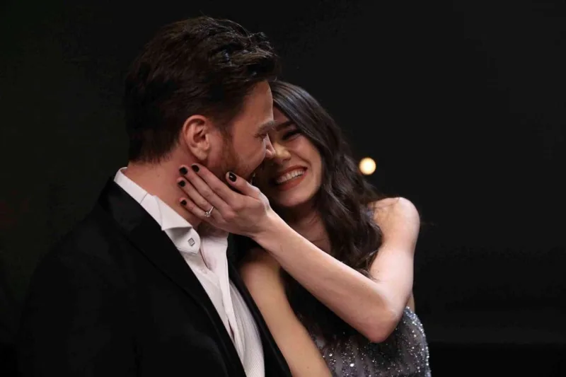 Burcu boşanma xəbərlərini təsdiqlədi