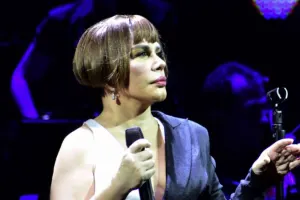 Sezen Aksu sükutu pozdu