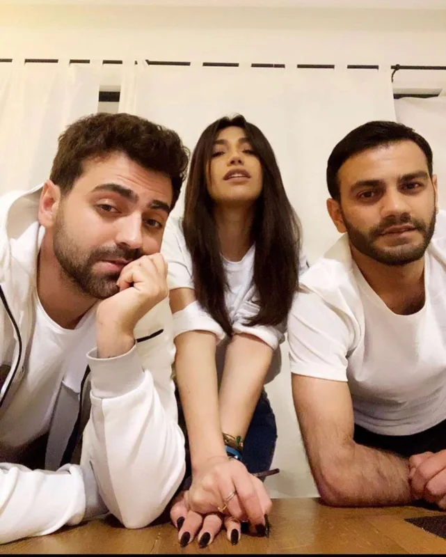 Röyanın qardaşı nişanlandı