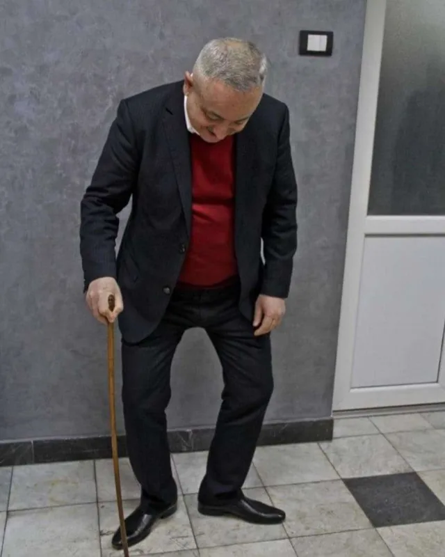 Vaqif Mustafayev Çarli Çaplinin əsası ilə...-Fotolar