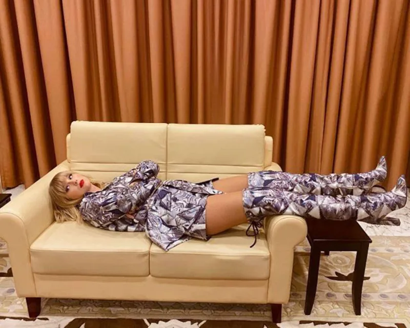 Fanatı Teylorun evinə hücuma keçdi