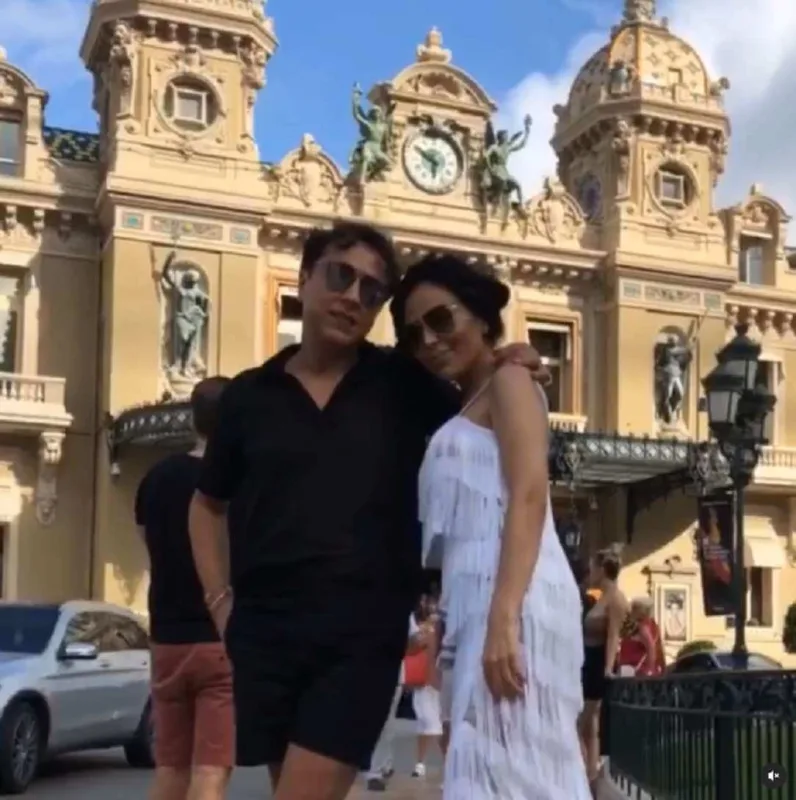 “Özünü Napoleonun xalası qızı hesab edir”