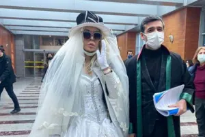 Məhkəməyə gəlinliklə gəldi