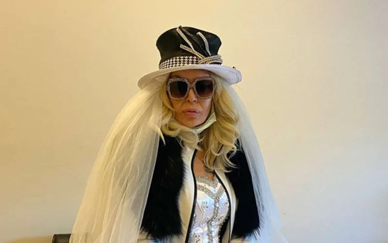 Məhkəməyə gəlinliklə gəldi