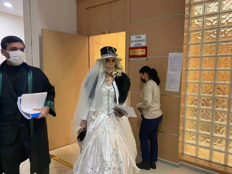 Məhkəməyə gəlinliklə gəldi