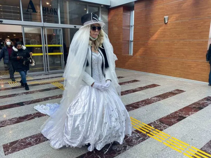 Məhkəməyə gəlinliklə gəldi