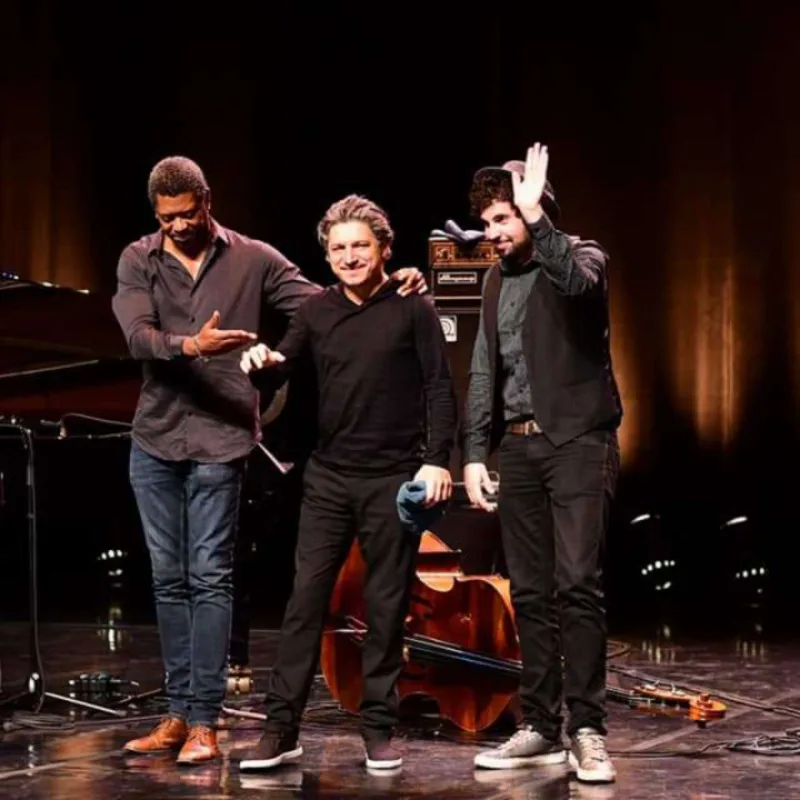 Şahin Növrəsli məşhur musiqi şirkəti ilə müqavilə imzaladı