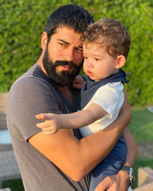 Reklam üçün 10 milyon istəyirlər