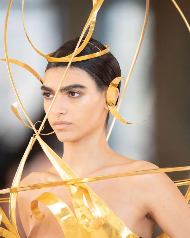 Məşhur brendin ekstravaqant kolleksiyası diqqət çəkdi