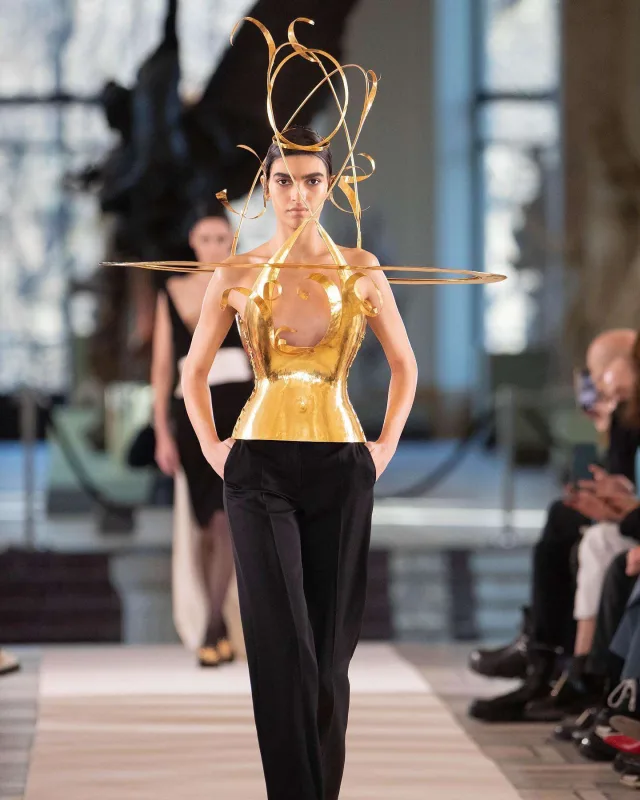 Məşhur brendin ekstravaqant kolleksiyası diqqət çəkdi