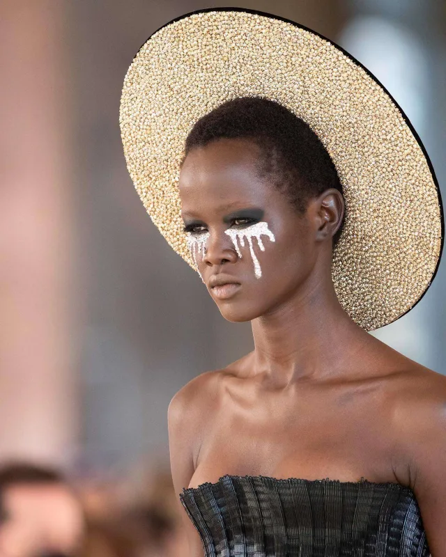 Məşhur brendin ekstravaqant kolleksiyası diqqət çəkdi