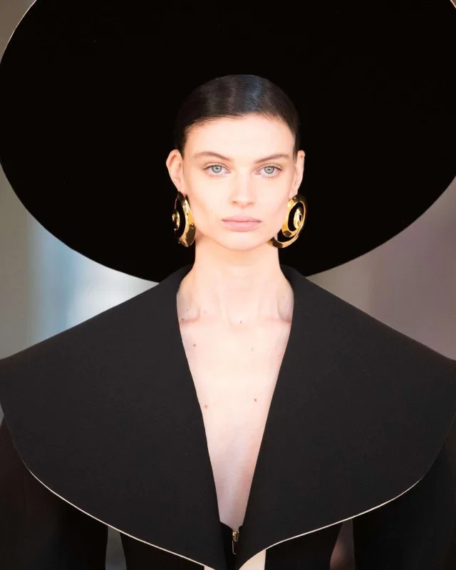 Məşhur brendin ekstravaqant kolleksiyası diqqət çəkdi