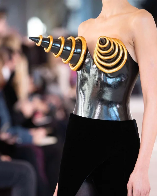 Məşhur brendin ekstravaqant kolleksiyası diqqət çəkdi