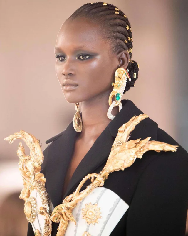 Məşhur brendin ekstravaqant kolleksiyası diqqət çəkdi