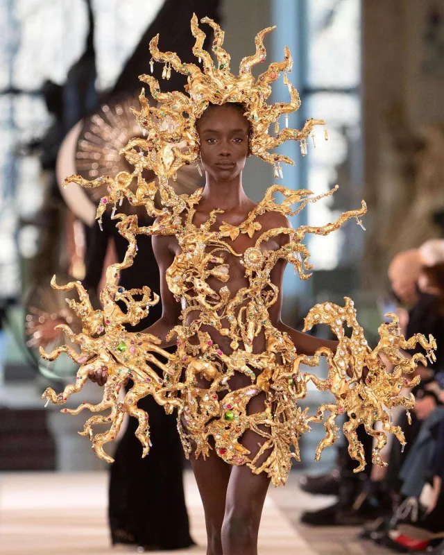 Məşhur brendin ekstravaqant kolleksiyası diqqət çəkdi