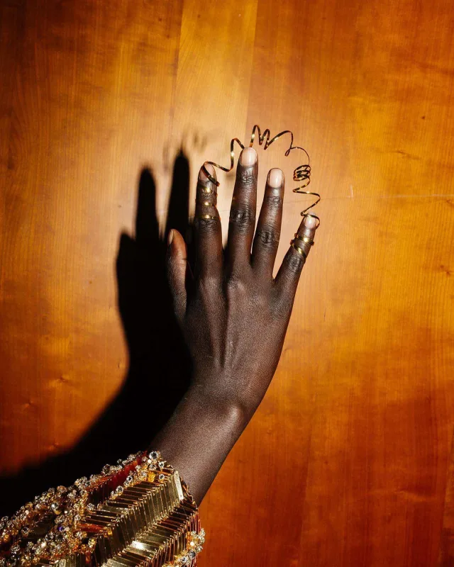 Məşhur brendin ekstravaqant kolleksiyası diqqət çəkdi