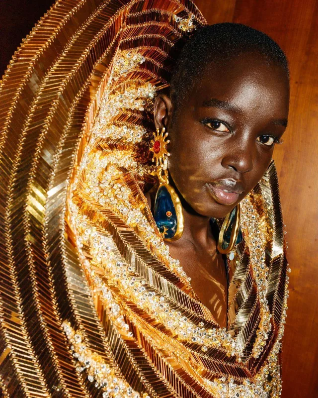 Məşhur brendin ekstravaqant kolleksiyası diqqət çəkdi